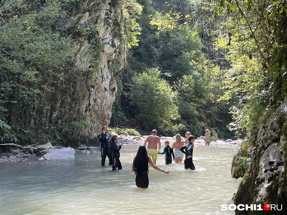 Вода в каньоне Хашупсе холодная, как и в других горных реках | Источник: Анна Грицевич / SOCHI1.RU