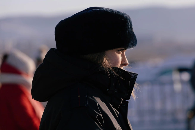 Красивы не только те, кто окунается. Свой пост на купелях несут и красивые сотрудницы полиции и МЧС | Источник: Александр Хамраев / CHITA.RU
