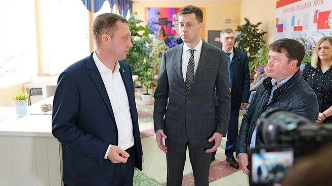 Губернатор дает поручение главе Петровского района Максиму Калядину | Источник: Роман Бусаргин / MAX