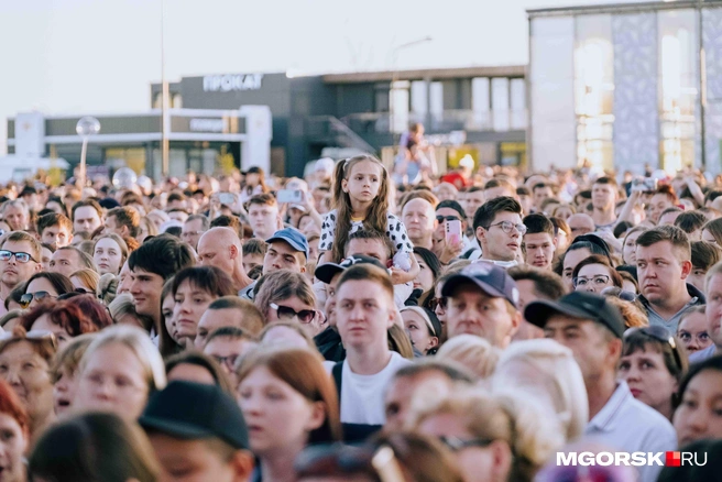 В толпе было очень много школьниц, мечтающих увидеть любимого кумира хоть одним глазком | Источник: Даниил Пономаренко / MGORSK.RU