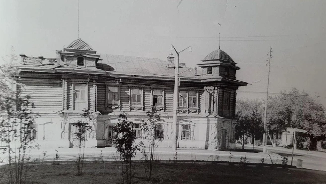 Дом на углу улиц Пролетарской и Максима Горького в 1975 году | Источник: Комитет по делам архивов Курганской области / vk.com