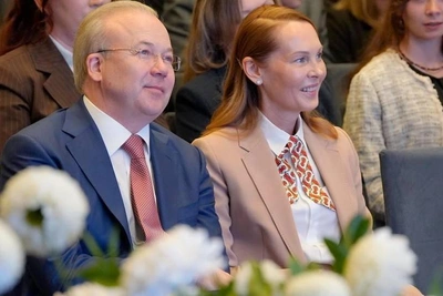 Супруга главы Курултая надела платок Burberry