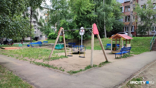 Один из многочисленных двориков в Студгородке. Не смотрите, что площадка старенькая, зато какая боевая! | Источник: Ксения Власова / «ИрСити»