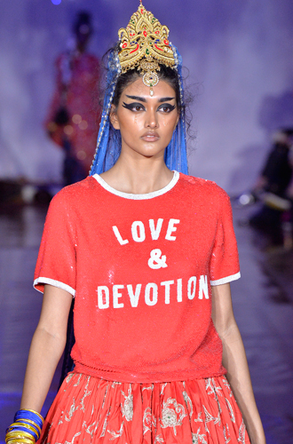 Футболка Love & Devotion («Любовь и преданность»), Ashish SS17Неплохим выбором бы стала красная футболка от дизайнера Ашиша Гупты. Кроме симпатичной надписи, публика точно отметила бы выбор дизайнера: Ашиш — эмигрант из Индии, которому посчастливилось поступить в Central Saint Martins и остаться жить в Лондоне.