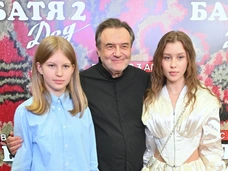 Анна Пересильд рассказала об отношениях с младшей сестрой Ниной — дочерью Алексея Учителя от Софьи Мелединой