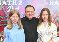 Анна Пересильд рассказала об отношениях с младшей сестрой Ниной — дочерью Алексея Учителя от Софьи Мелединой