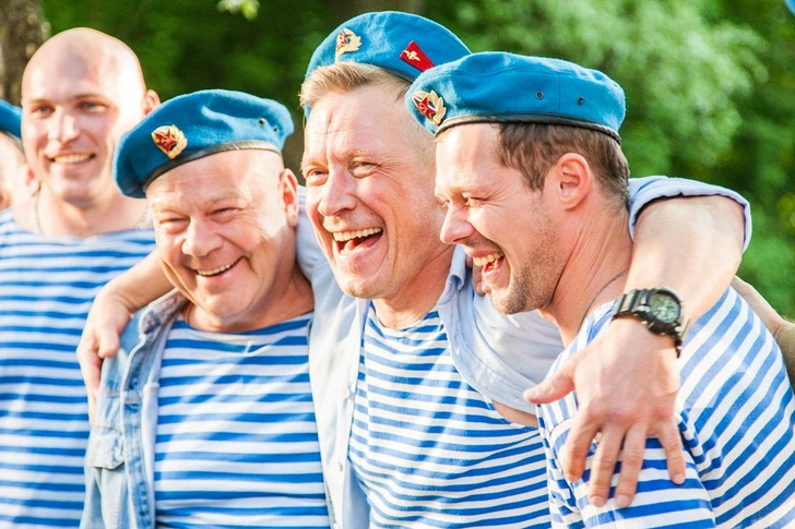 По слухам, в 90-е на бизнес отца позарились бандиты, поэтому будущего актера и его сестру Яну отправили учиться в Лондон ради безопасности