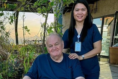 81-летний отец Меган Маркл нашел утешение рядом с молодой медсестрой