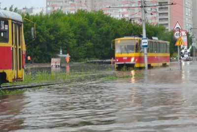 Улицу Попова в Барнауле вновь затопило после сильного дождя