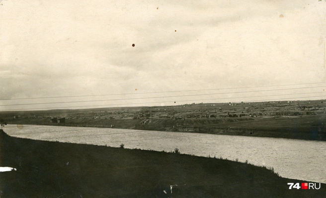 Панорама строительства жилого микрорайона ЧГРЭС (Челябинской государственной районной электростанции) на берегу реки Миасс, начало 1930-х годов | Источник: Государственный архив Челябинской области