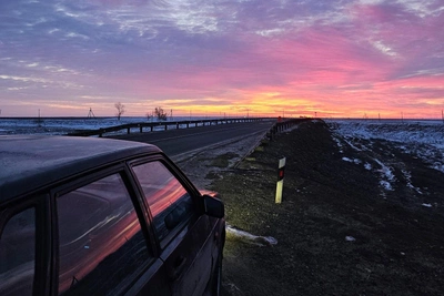 Волгоградский фотограф снял пылающий рассвет по дороге домой