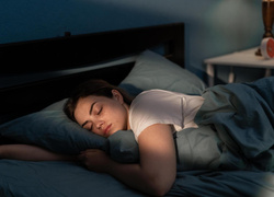 Стареете прямо в спальне: какие позы для сна вызывают отеки и морщины