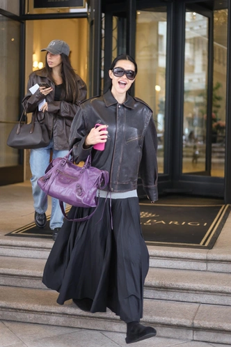 С самой модной сумкой года: Амелия Грей носит Balenciaga City | marieclaire.ru
