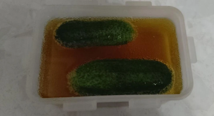 Огурцы оставили в маринаде из энергетика на ночь | Источник: Доктор Питер