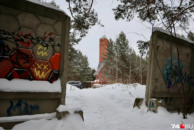 Коттеджный поселок пытались огородить бетонным забором, но народную тропу перекрыть не так-то просто | Источник: Наталья Лапцевич