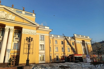 В Новокузнецке загорелась крыша ДК «Алюминщик»