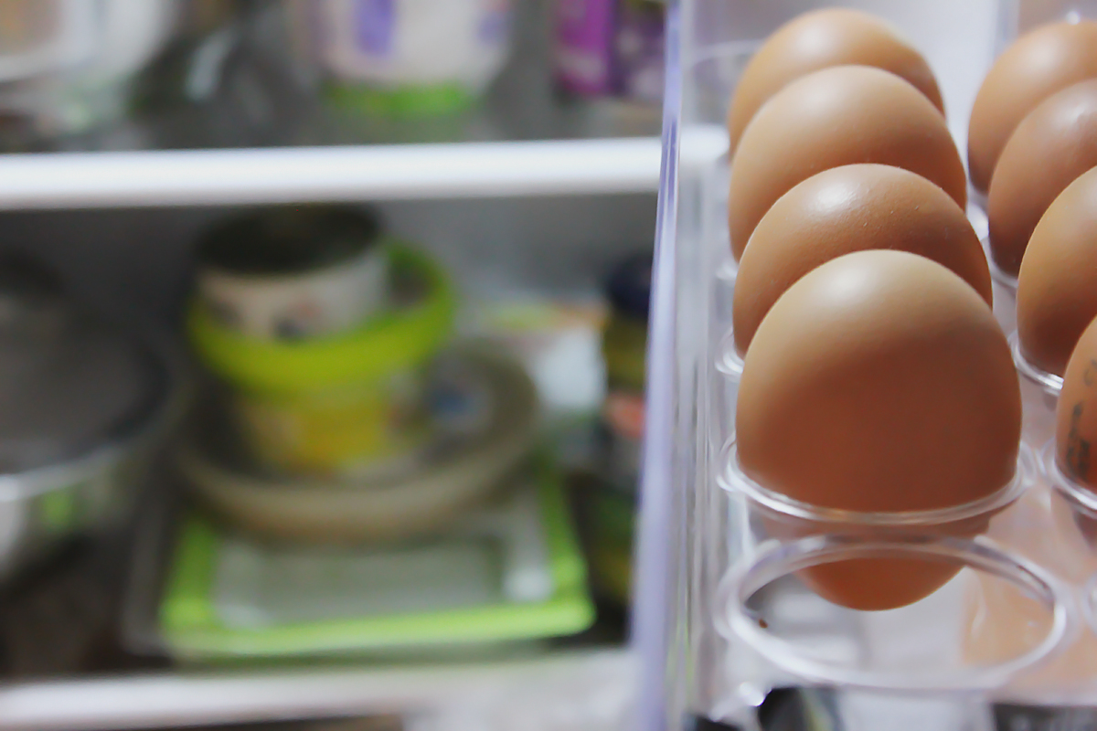 Купить челябинское яйцо. Яйца в холодильнике. Сибирское яйцо.