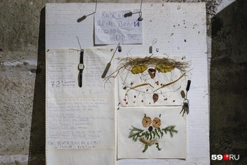 На холодильнике слева&nbsp;— принципы жизни пермяков, а справа&nbsp;— поделки их сына | Источник: Тимофей Калмаков / 59.RU