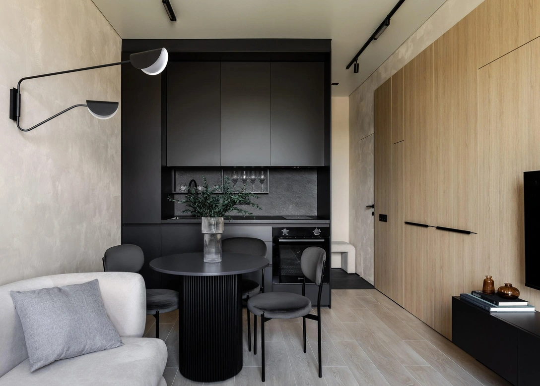 Кухня-гостиная. Кухонный гарнитур, Zenkitchens. Стол изготовлен на заказ по чертежам дизайнера. Настенный светильник, Maytoni. | Источник: Любовь Шкондина. Стиль: Мария Колпакова