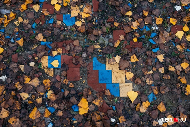 Иногда под ногами можно обнаружить плитку | Источник: Евгений Вдовин / 161.RU