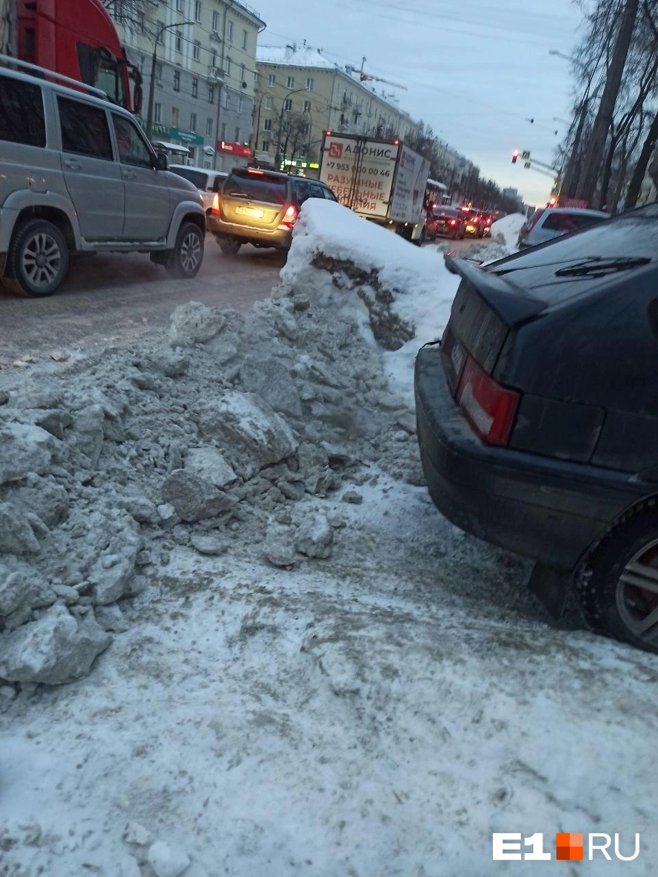 Екатеринбуржцы показали дворы заваленные снегом: куда жаловаться, если  управляющая компания плохо убирается - 14 февраля 2024 - Е1.ру