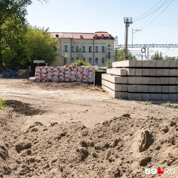 На стройплощадке с прошлого года лежат материалы, но ни рабочих, ни охраны там нет | Источник: Василина Любимова / 59.RU