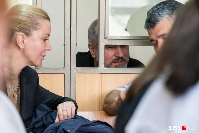Виталий Кушнарев общается с адвокатами перед одним из судебных заседаний | Источник: Евгений Вдовин / 161.RU