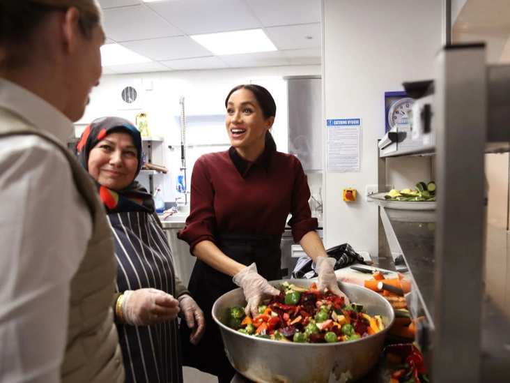 Меган Маркл во время визита в одну из благотворительных организаций, 2018 год