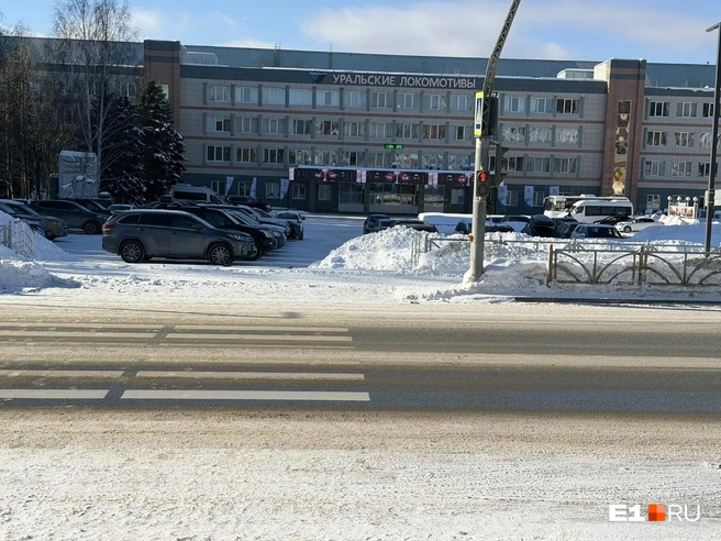 Парковка у завода забита, хотя накануне работников просили добираться без машин | Источник: читатель E1.RU
