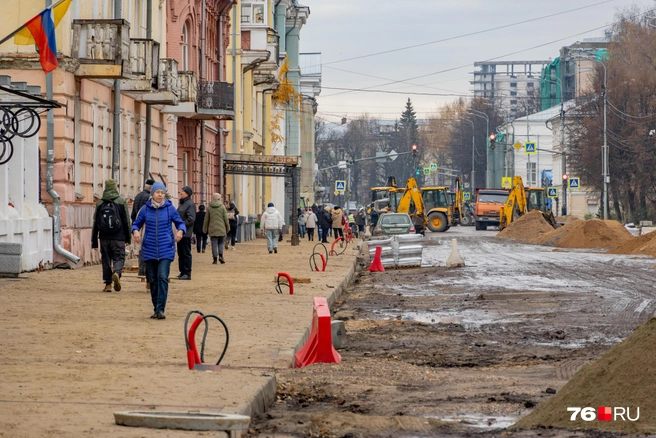 Несмотря на ремонт, по улице продолжают ходить горожане и туристы | Источник: Кирилл Поверинов / 76.RU