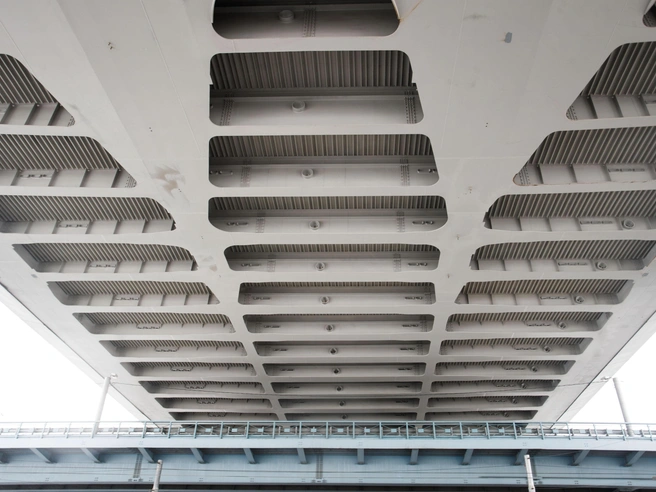 На левом берегу уже функционируют несколько съездов, а работы на развязках и тоннеле под Транссибом продлятся до следующего года. | Источник: Андрей Бортко / NGS.RU