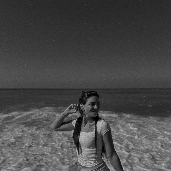 Она любит делиться фотографиями из зарубежных поездок | Источник: @zhu4enka / Instagram* (экстремистская организация, деятельность запрещена на территории РФ)