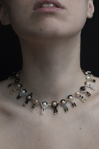 Связанные одной нитью: ожерелья J. Kim в форме человечков