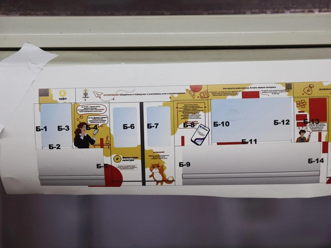 На оклейку состава требуется примерно неделя: вагон обрабатывают в течение дня, затем сушки, после чего постеры подрезают. | Источник: Фото