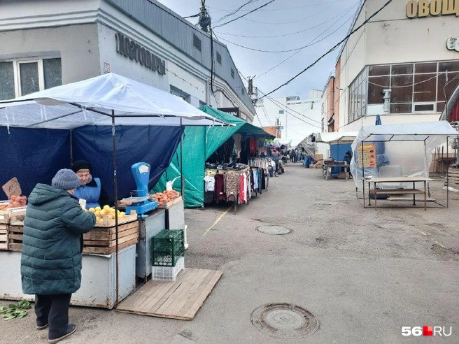 Кто-то до сих пор взвешивает товар на старых советских весах | Источник: Анастасия Баринова / 56.RU