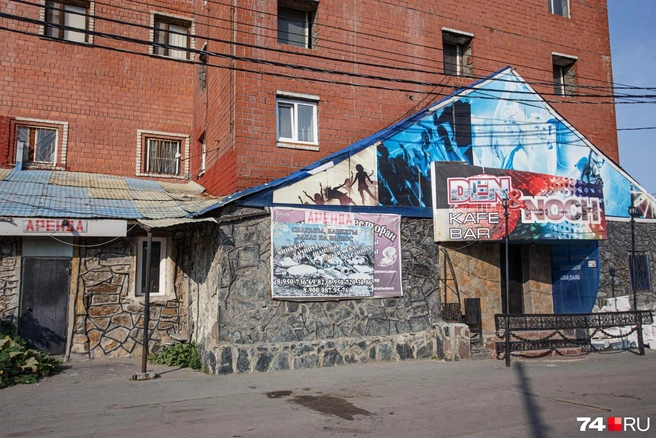 Грузинский центр давно намерены пустить под бульдозер. Но судебные разбирательства тянутся годами, а семиэтажное здание сомнительного вида продолжает стоять в самом центре города | Источник: Илья Бархатов