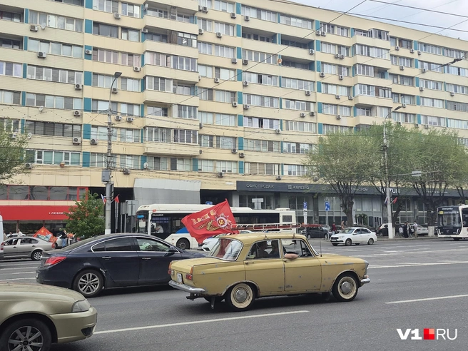 По городу разъезжают автомобили со знаменами — «Вагнера» среди них не видно | Источник: Ирина Яковлева / V1.RU