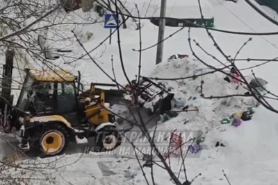 Трактор «спрятал» мусор под снегом в Казани