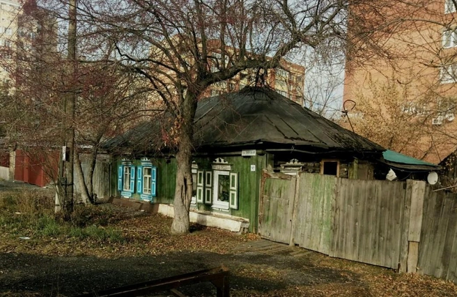Один из домов на улице Тарской, который попадает под изъятие | Источник: Baro Kamera / 2gis
