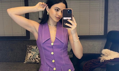 Фиолетовое платье с золотистыми пуговицами как у Камилы Мендес — модная находка лета 2022