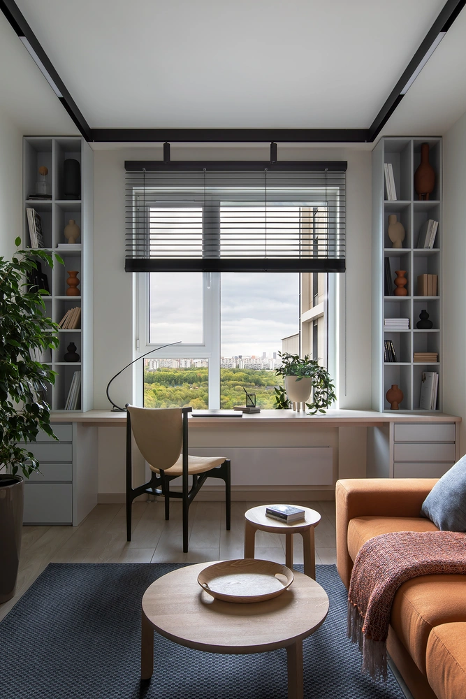 На стенах — краска, Argile. Обои под покраску, Marburg. Трековая система, Maytoni. Стол и стеллажи выполнены на заказ по эскизам дизайнера, Green Chest. Стул, Unika Moblar. Циновка, ИКЕА. Вазы, 101 Copenhagen. Растения, Treez Collection. | Источник: Борис Бочкарев. стиль: Ольга Харламова