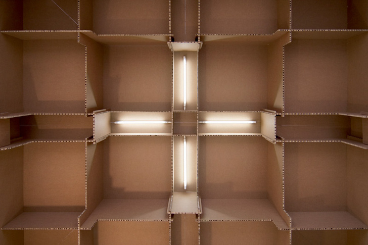 Офис собран из 1500 листов гофрокартона, соединенных между собой по принципу конструктора. Все освещение — встроенное.