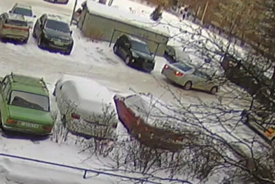 Водитель устроил ДТП на парковке и скрылся