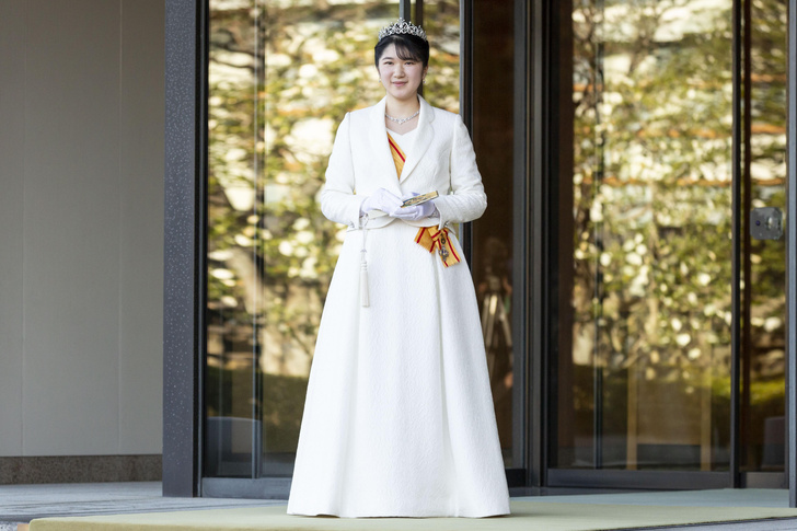 Фото №1 - Хрустальная хризантема с нежным веером: японская принцесса Айко изящно приступила к королевским обязанностям