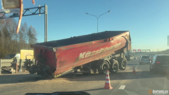 Самосвал потерял прицеп на «Сортавале». Развязка под Петербургом застряла в пробке | Источник: FONTANKA.RU
