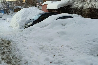 Снежная гора у новосибирского дома достигла окон