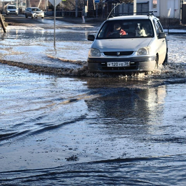 В Хомутово талые воды залили дороги | Источник: Леонид Фролов / T.me