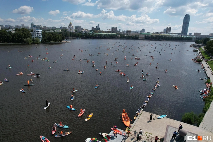 Сапы, солнце и вода — наши лучшие друзья: в Екатеринбурге прошел фестиваль сапсерфинга E1 SUP FEST (ФОТО) | Источник: Илья Азанов / E1.RU