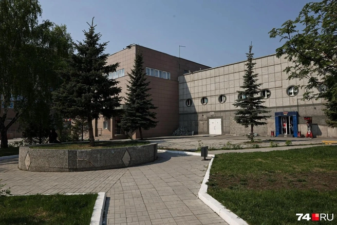 Фонтан долго не проработал и превратился в каменную кадку с елкой | Источник: Илья Бархатов