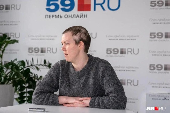 Сейчас Яна спокойно относится к тому, что у нее алопеция. Она не стесняется своего внешнего вида и стала носить очень короткую стрижку | Источник: Василина Любимова / 59.RU 